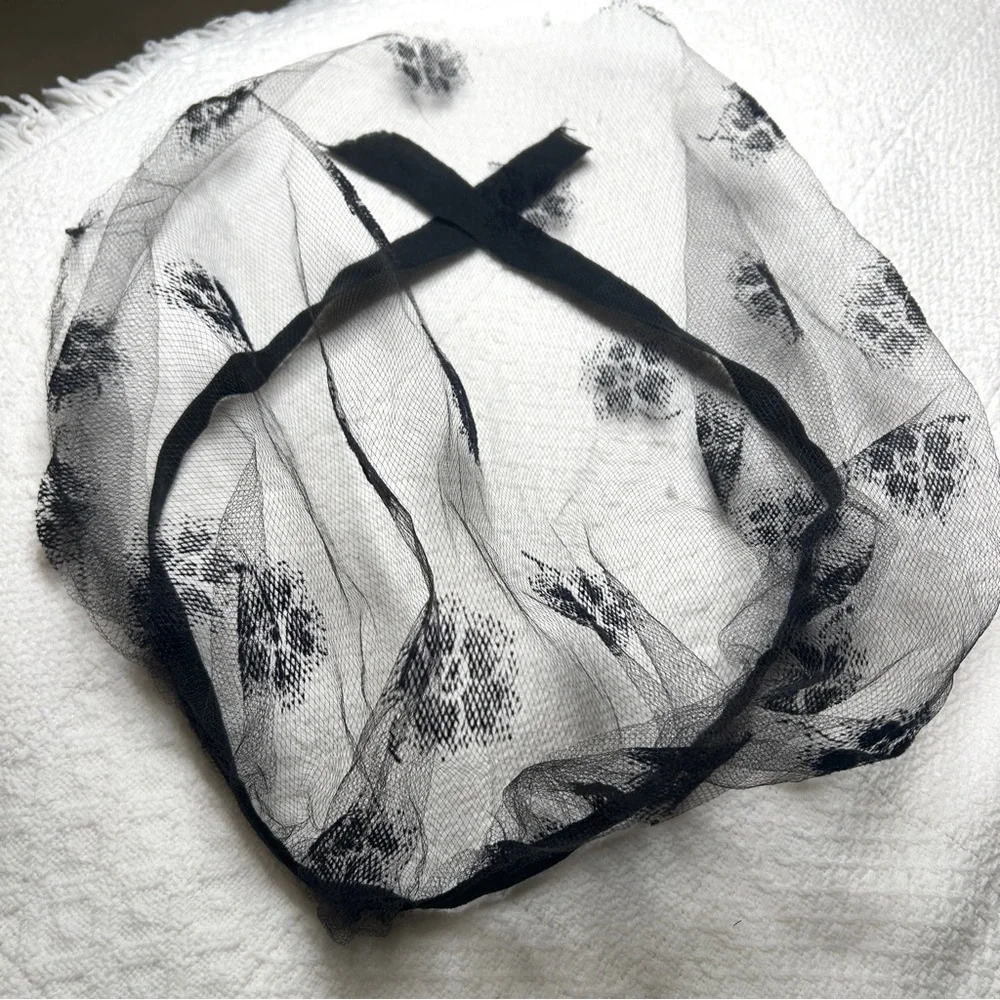 Vintage Spanish Black Lace Chapel Veil / Mantilla Head Covering - Picture 9 of 15